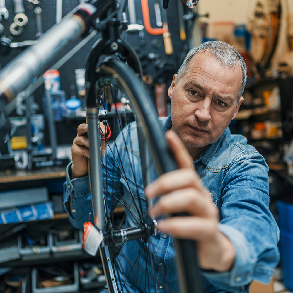 Wie montiert man einen Gepäckträger an einem E-Bike?