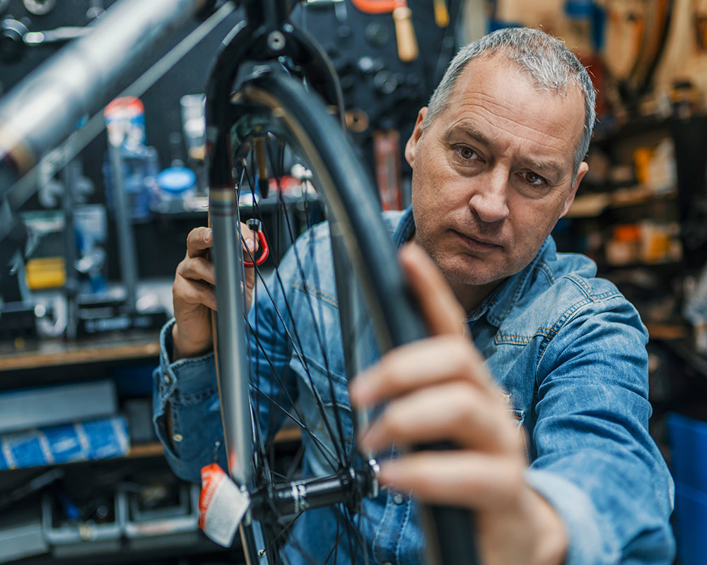 Wie montiert man einen Gepäckträger an einem E-Bike?