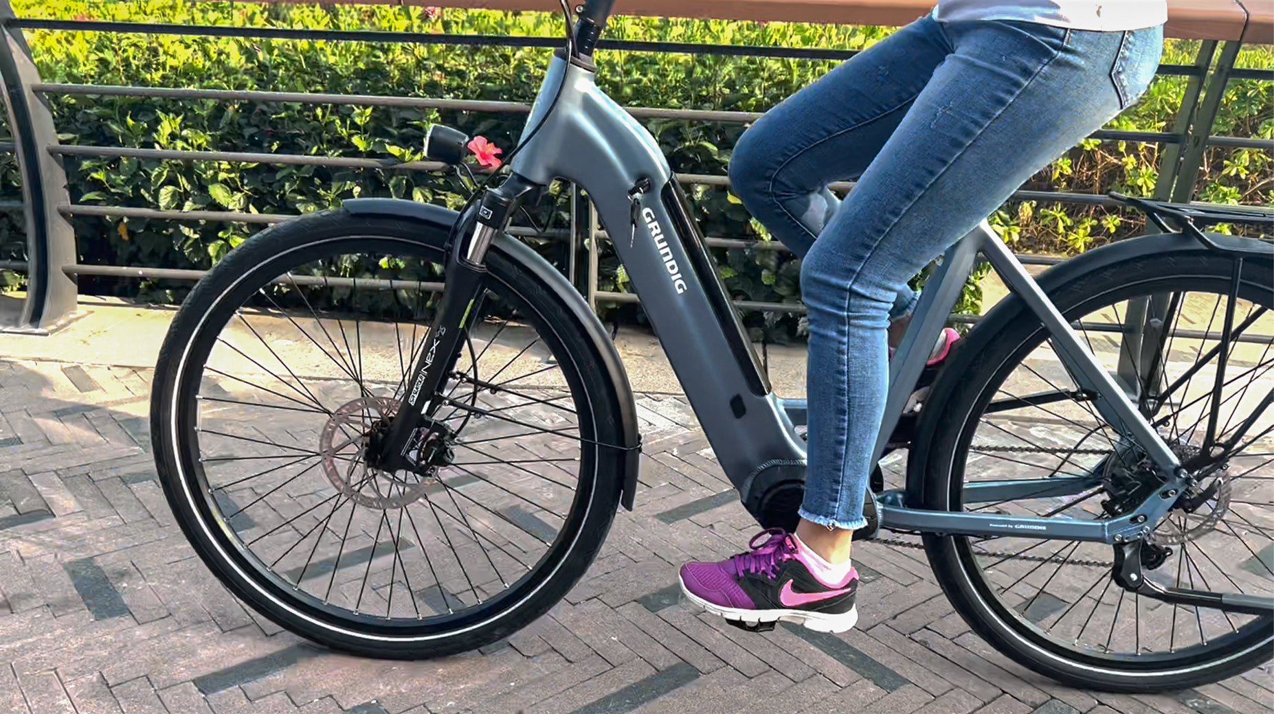 Wie fährt man ein E-Bike: Tipps für Anfänger