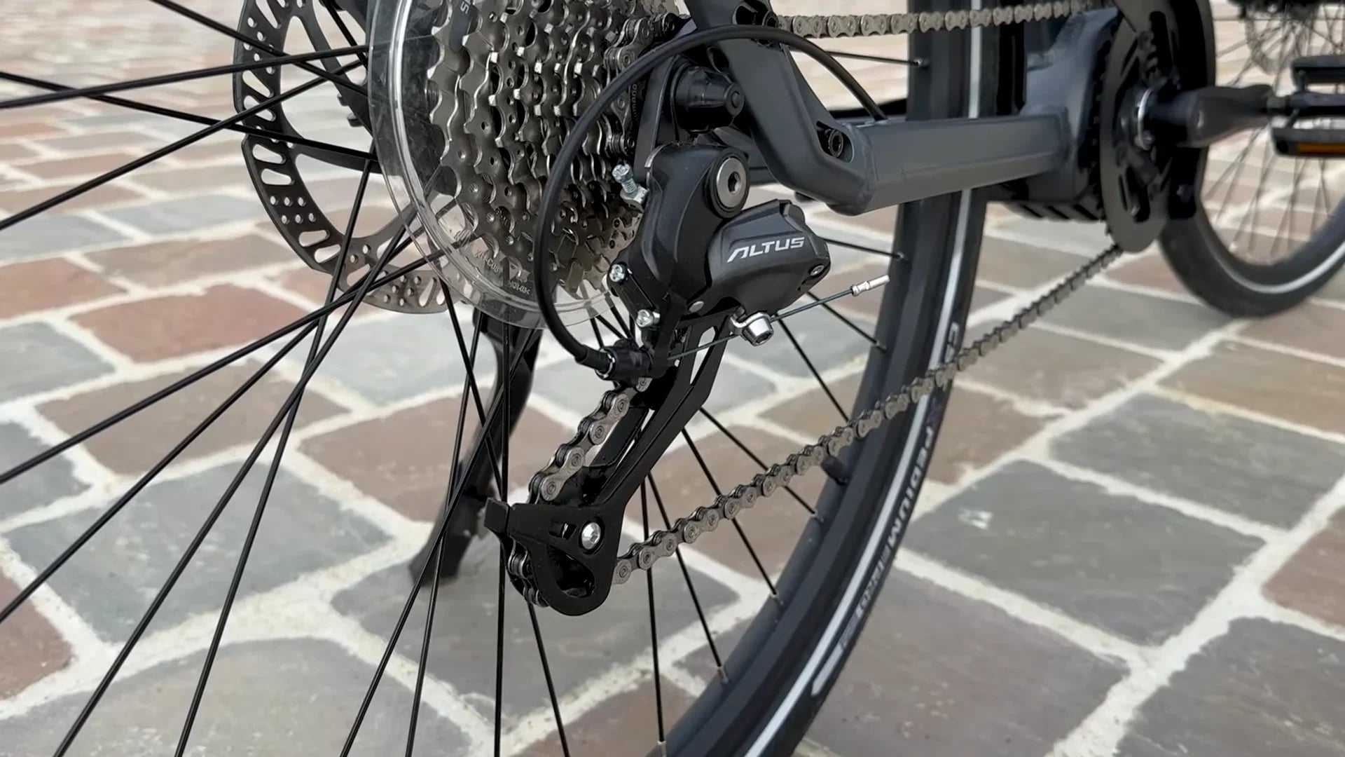 Wie können E-Bike-Schlösser und -Tracker Ihr Fahrrad auf dem Campus sicher halten?