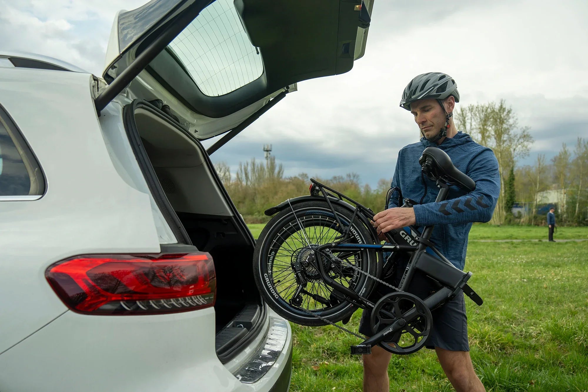 Wie man ein faltbares E-Bike für Roadtrips packt und transportiert