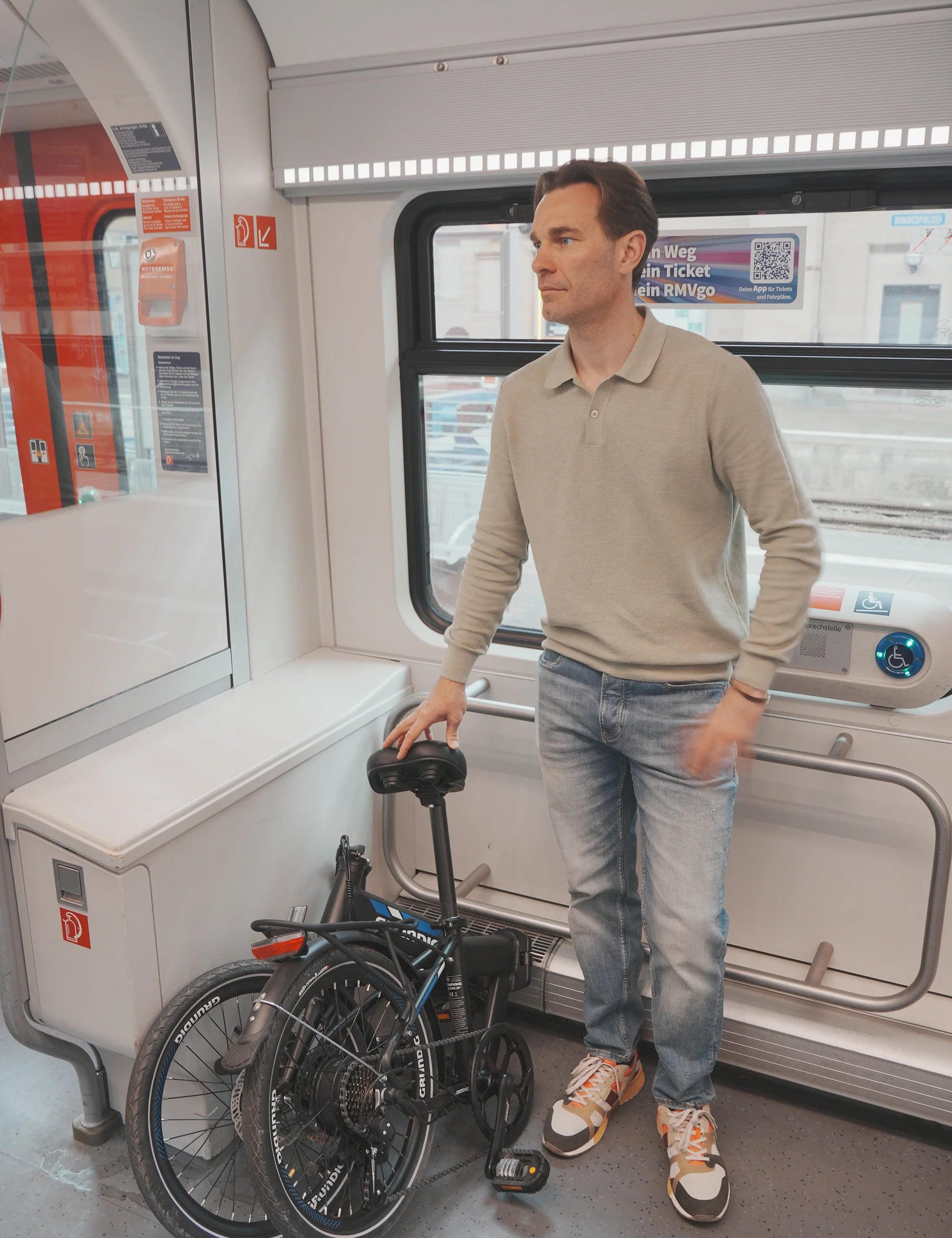 Kann man ein faltbares E-Bike im Zug oder Bus mitnehmen?