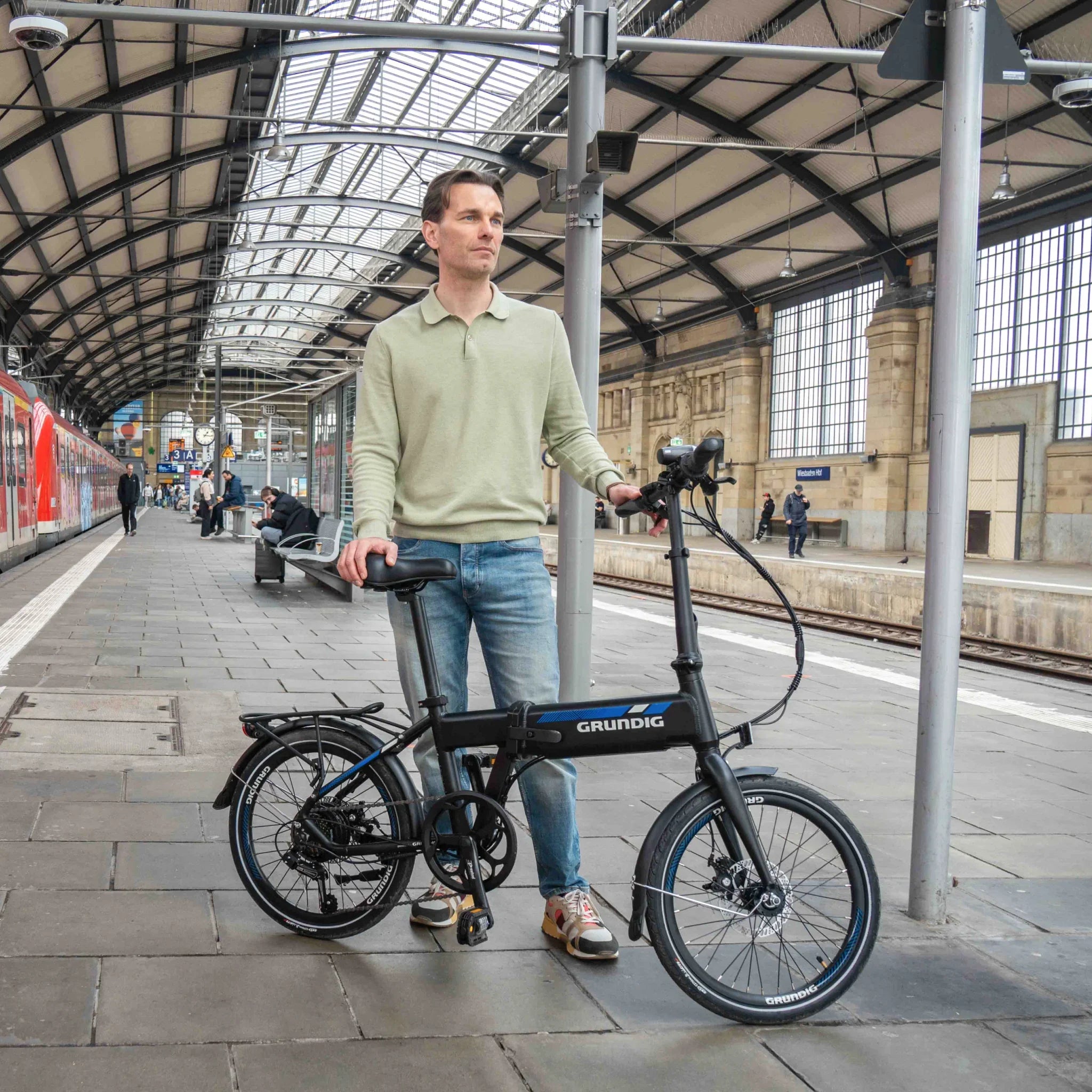 Fahrrad und Rucksack: Minimalistisches Reisen mit dem E-Faltrad meistern