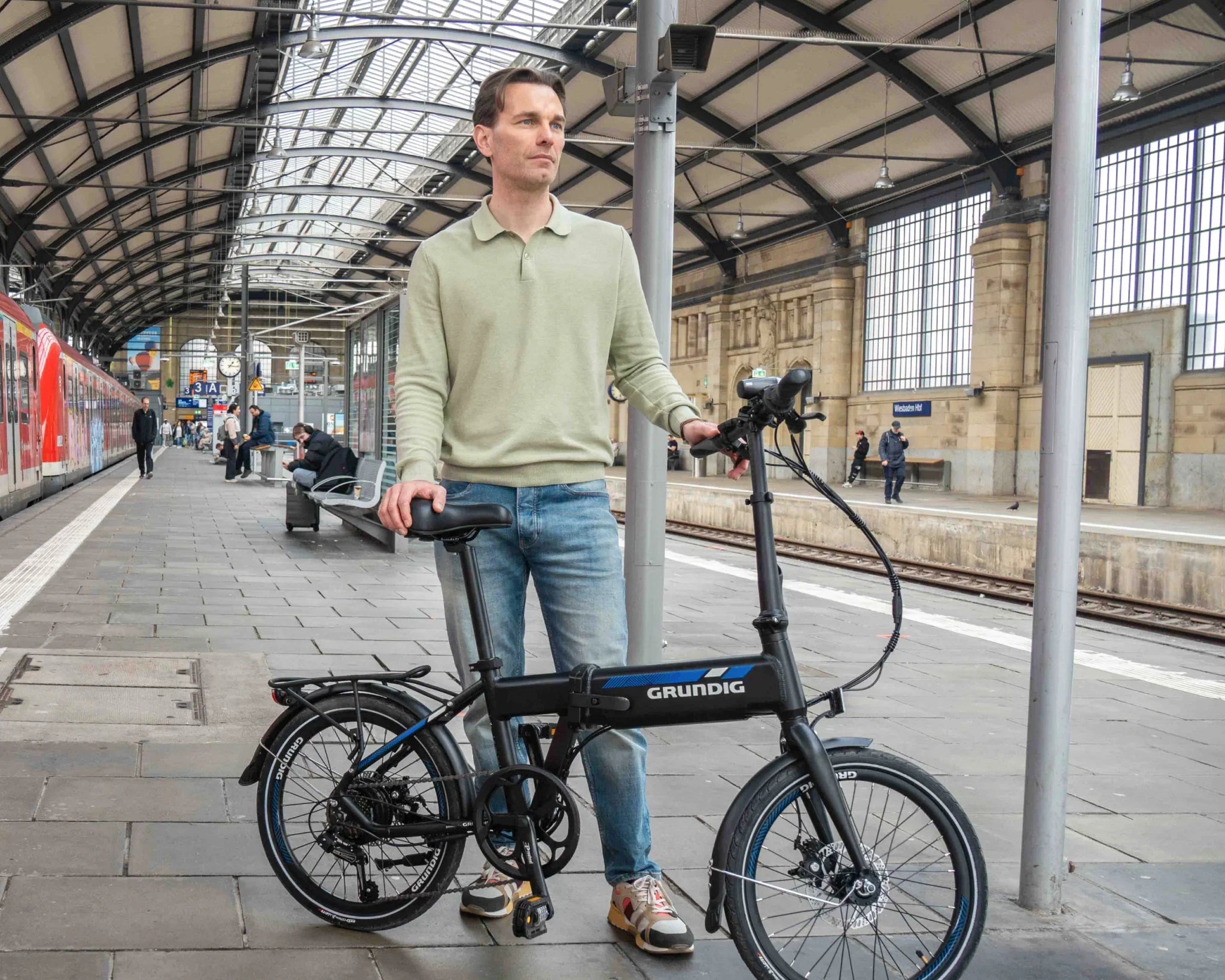 Kein Auto? Kein Problem! Erkunden Sie Ihre neue Stadt zu Fuß oder mit einem faltbaren E-Bike