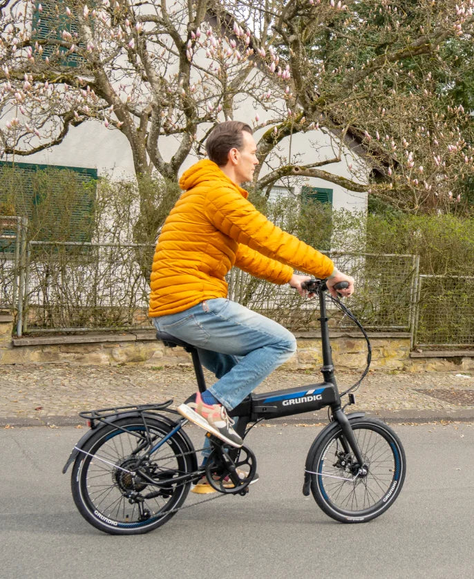Camping mit einem faltbaren Elektrofahrrad: Eine vollständige Liste der perfekten Ausrüstung