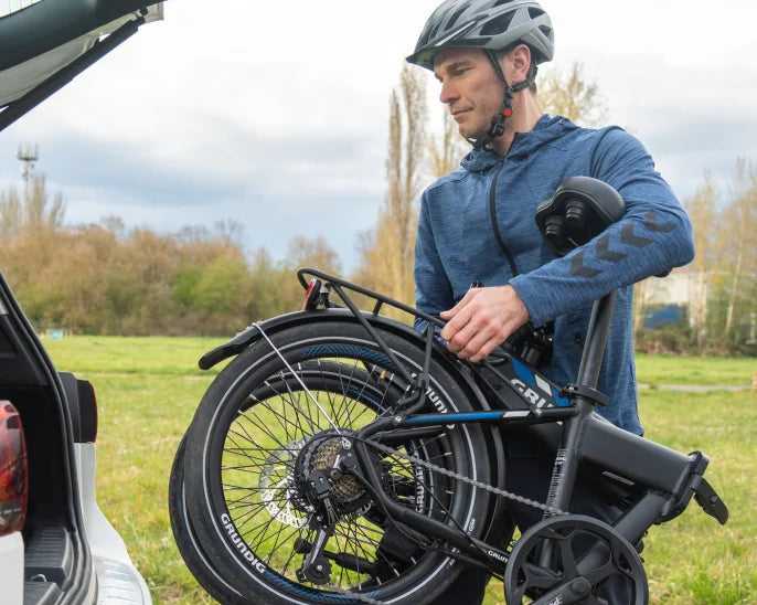 Wie kann ich ein faltbares E-Bike in öffentlichen Verkehrsmitteln (Zug, U-Bahn, Bus) mitnehmen?