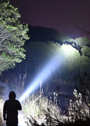 Grundig Professional LED wiederaufladbare Hochleistungs-Taschenlampe aus Aluminiumlegierung, Teleskop-Zoom, Camping, tragbar